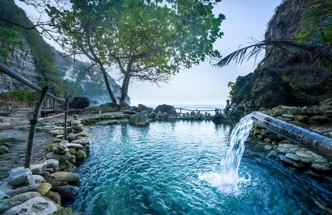 Tembeling Beach – A Secret Lagoon in Nusa Penida