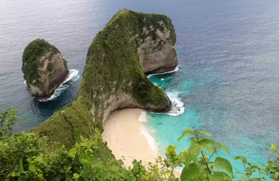 Keling King Beach: The Iconic T-Rex Cliff