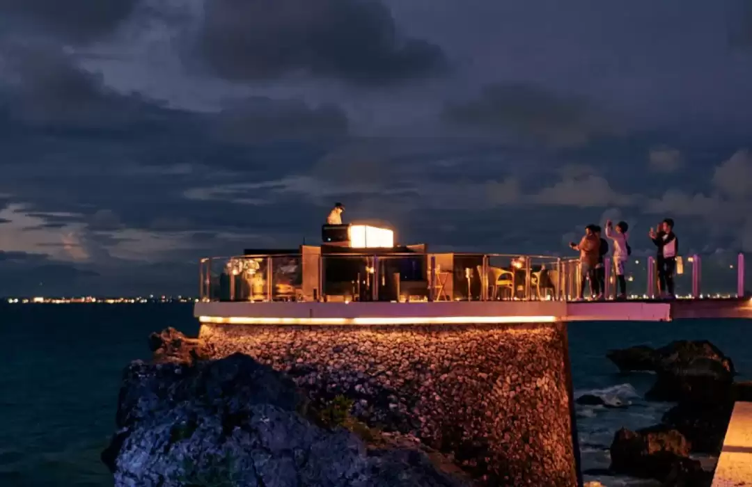 Rock Bar – A Dramatic Cliffside Experience