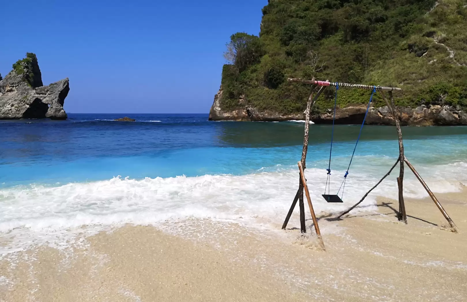 Private East Nusa Penida Tour: Clifftop Views, Beaches & Treehouse