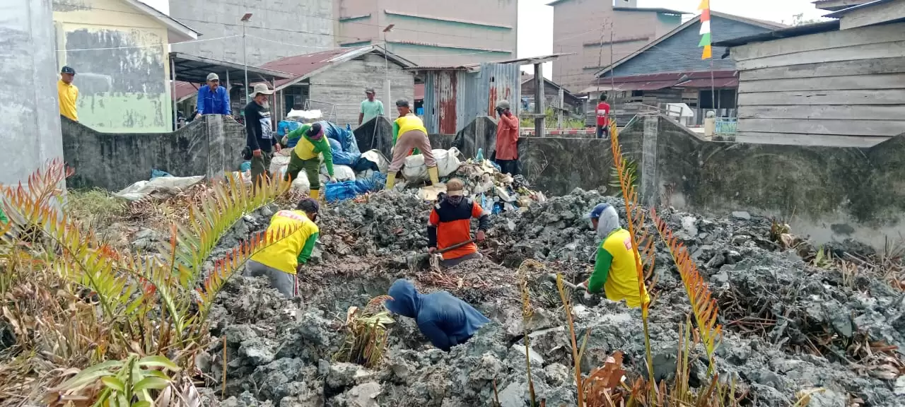 Aksi Bersih - Bersih Sampah, DLH Rohil Kumpulkan 11 Ton Sampah di 2 Kepenghuluan Kecamatan Kuba