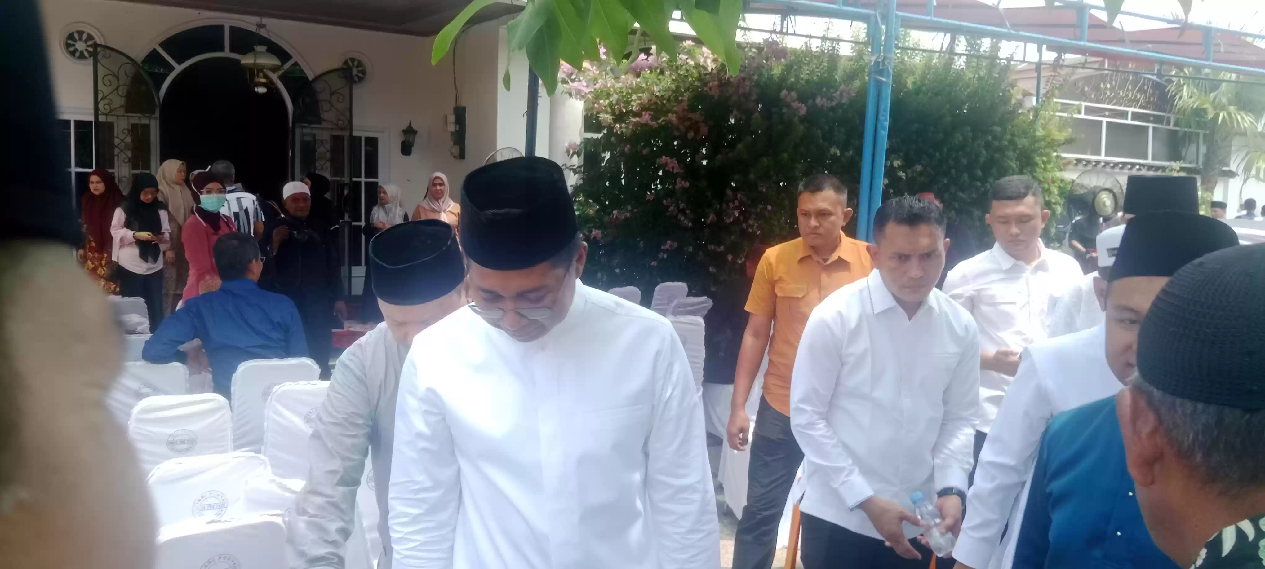 Wabup Jhony Charles Hadir Melayat di Rumah Duka Almarhumah Hj. Basyariah Istri Bupati Rohil