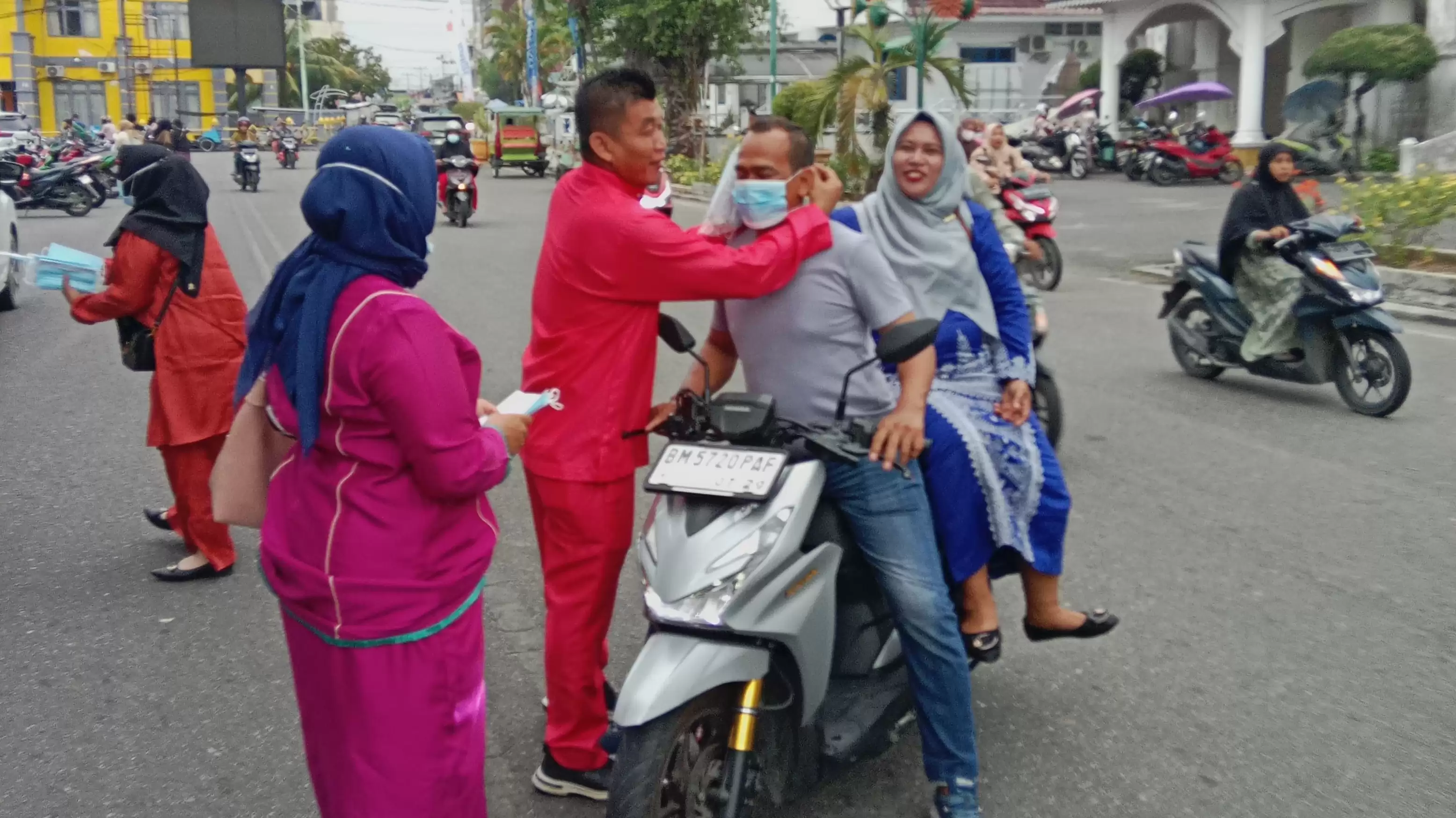 Kabut Asap Melanda Ibukota, Satgas BPBD Rohil Gerak Cepat Ribuan Masker di Bagikan Ke Pengguna Jalan