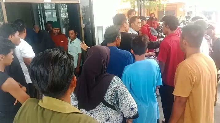 4 Hari Tidak Melaut, Masyarakat Nelayan Gelar Aksi Demo di SPBU Batu Empat, Tuntut BBM Solar Bersubsidi Segera di Jual 