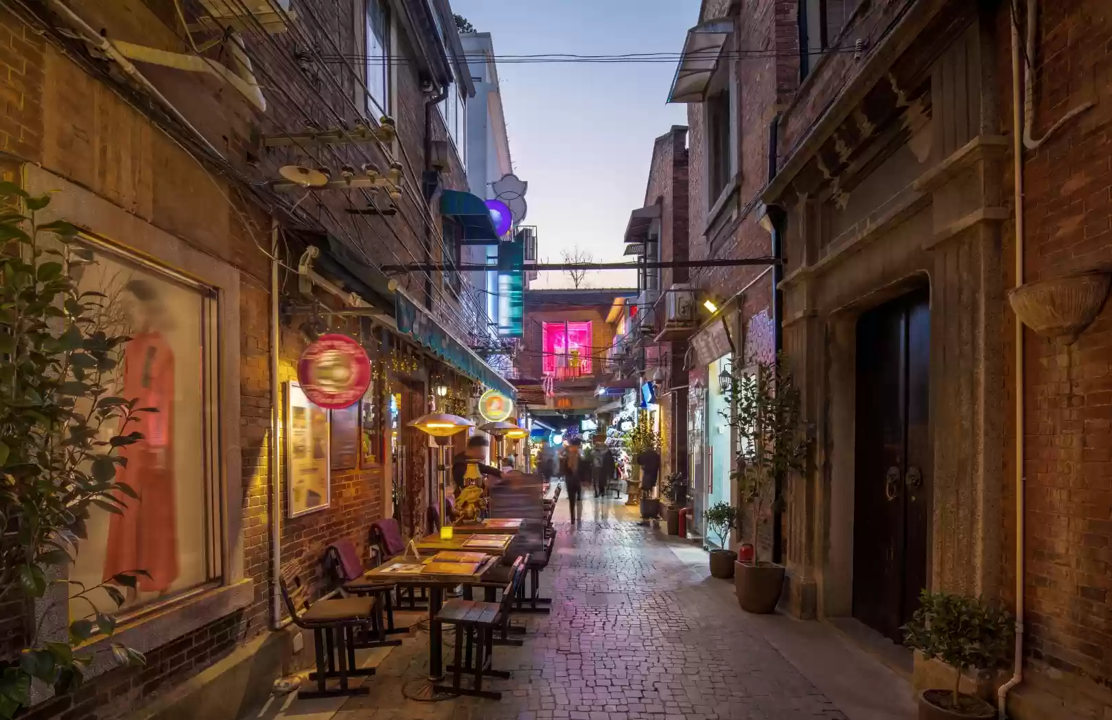 Beijing Mutianyu Great Wall & Shanghai Disneyland Tour – 8 Days 6 Nights