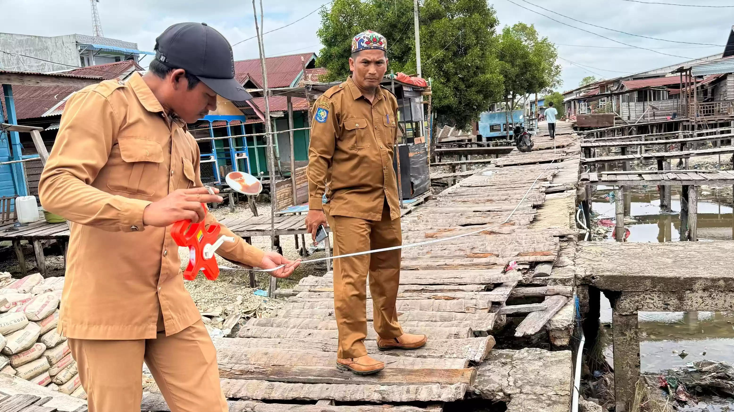 Penghulu Panipahan Darat Tunjukkan Komitmen; Tinjau Jalan Runtuh 3 Titik Lokasi