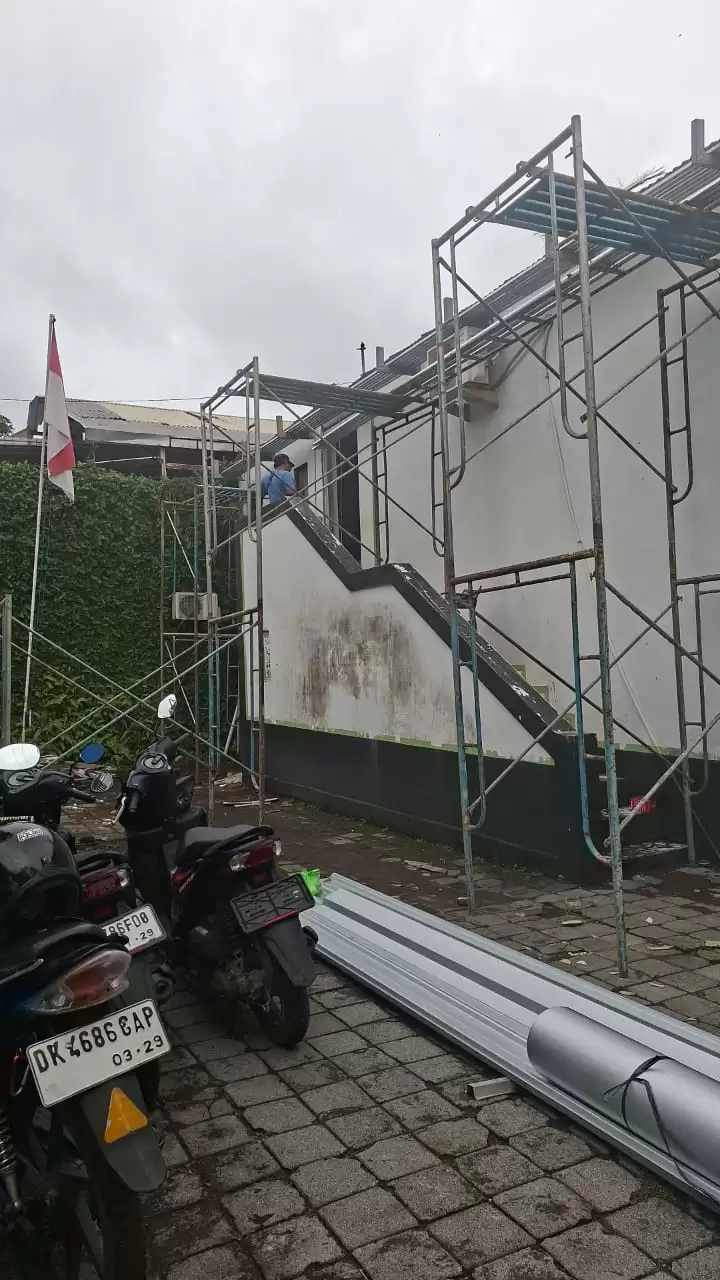 Renovasi Atap GPPI Sang Sinar: Keteguhan Iman di Tengah Derasnya Hujan dan Banjir