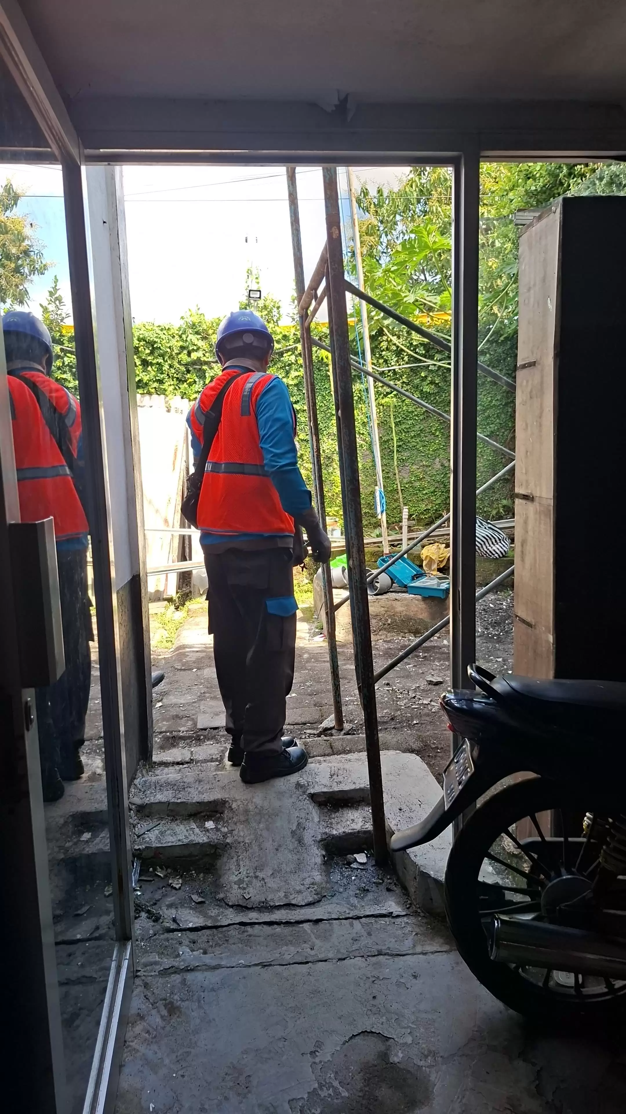 Aliran Listrik Kembali Menyala, Para Pekerja dan Pelayanan Tuhan Bersyukur