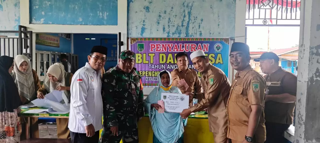 Penyaluran BLT Dana Desa Tahun Anggaran 2025 di Kepenghuluan Panipahan Darat Berjalan Lancar