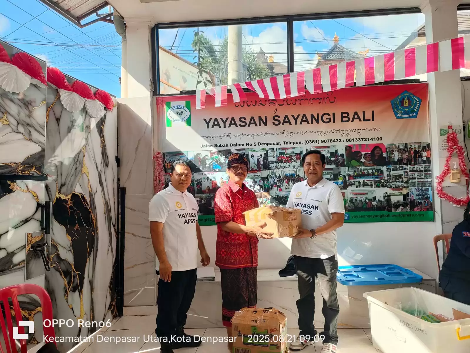 Yayasan Ananta dan Yayasan Sayang Bali Kolaborasi dalam Aksi Sosial Pemberian Baju Layak Pakai
