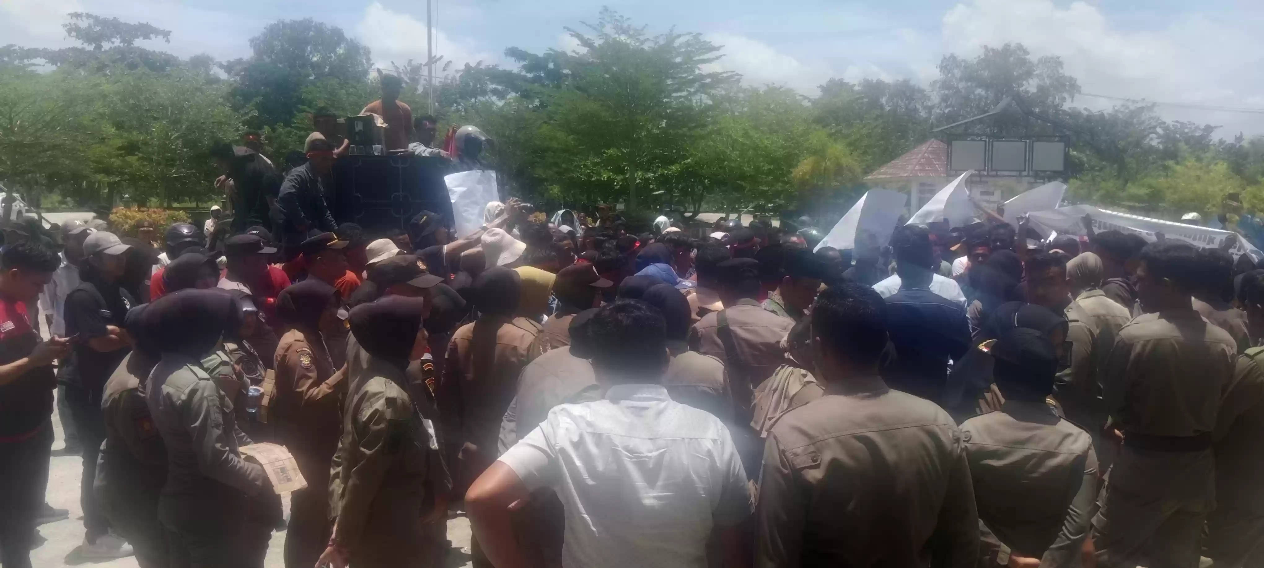 SPBU BUMD Tutup, Krisis Solar Makin Memprihatinkan, Ratusan Nelayan Gelar Aksi di DPRD Rohil