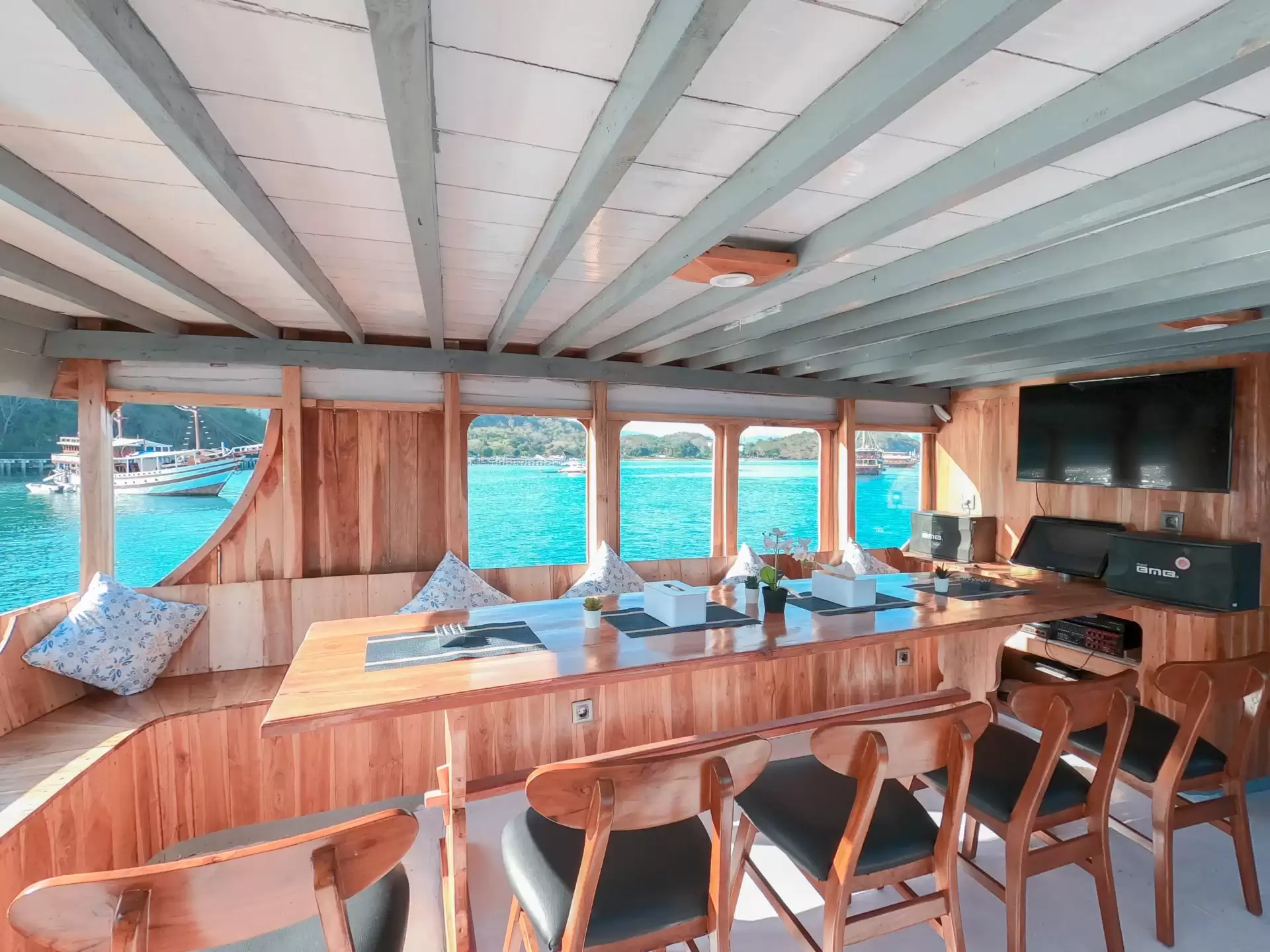 Yukai Deluxe Phinisi Sailing Komodo Tour