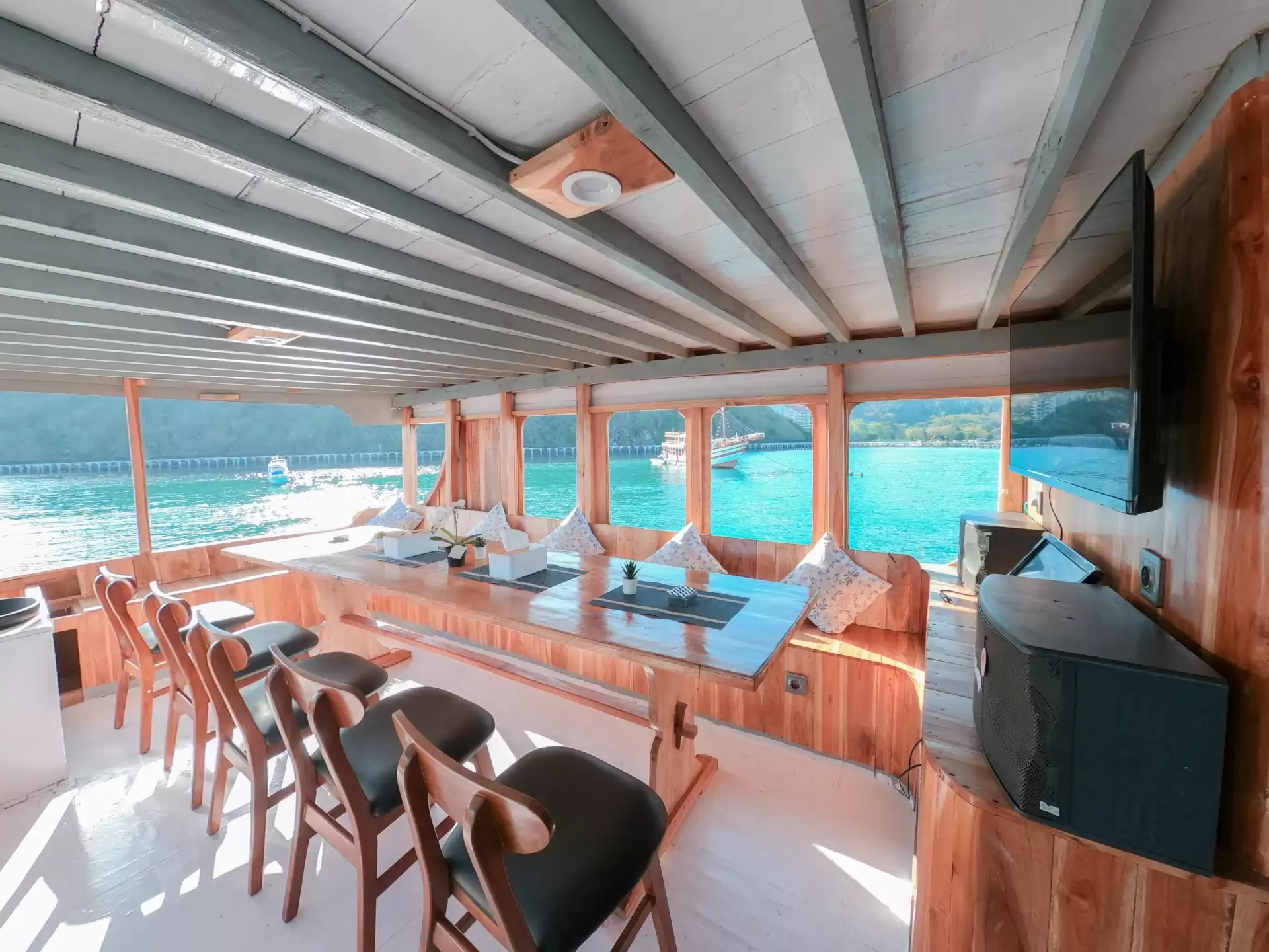 Yukai Deluxe Phinisi Sailing Komodo Tour