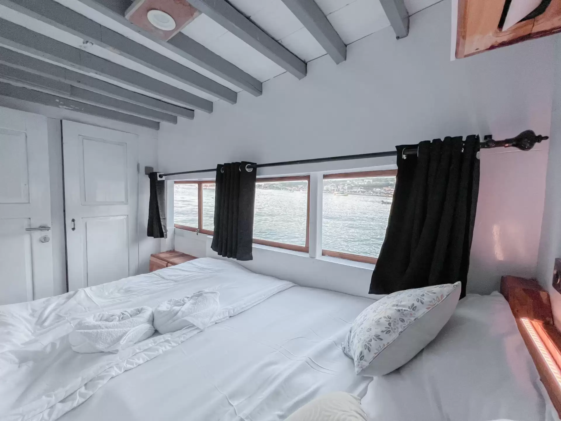 Yukai Deluxe Phinisi Sailing Komodo Tour