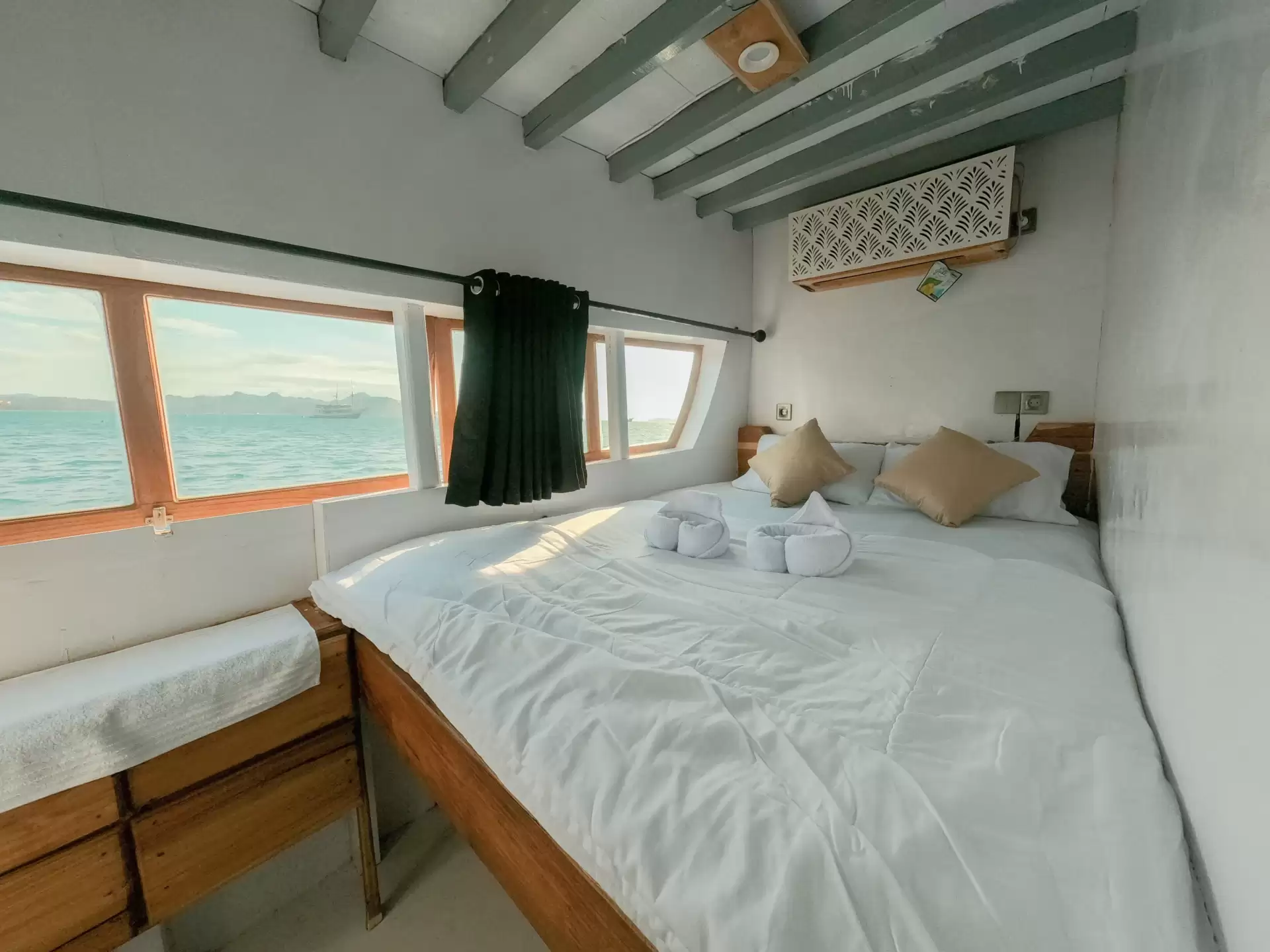 Yukai Deluxe Phinisi Sailing Komodo Tour