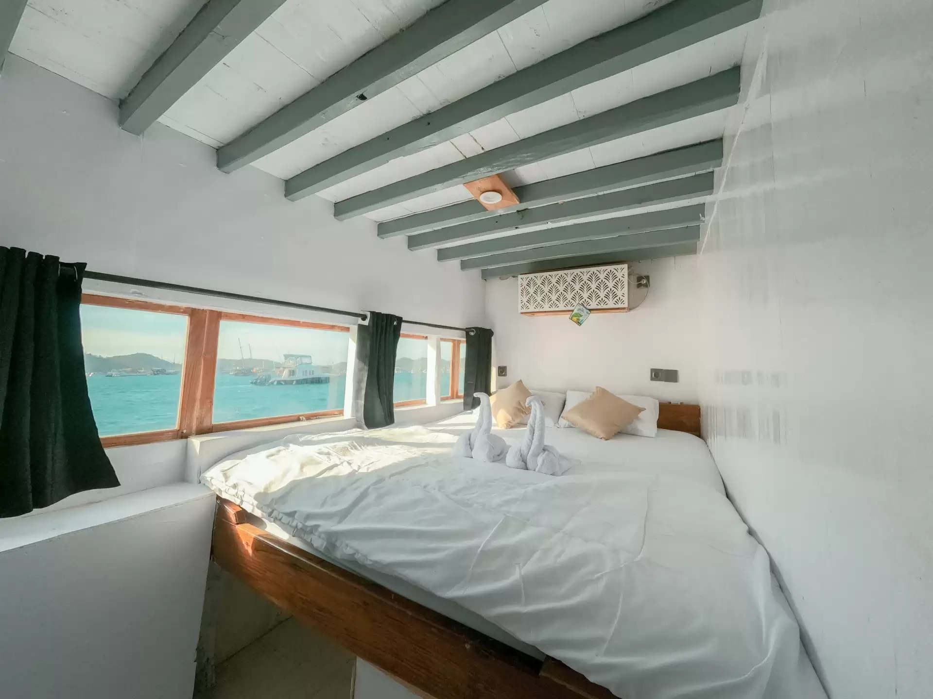 Yukai Deluxe Phinisi Sailing Komodo Tour