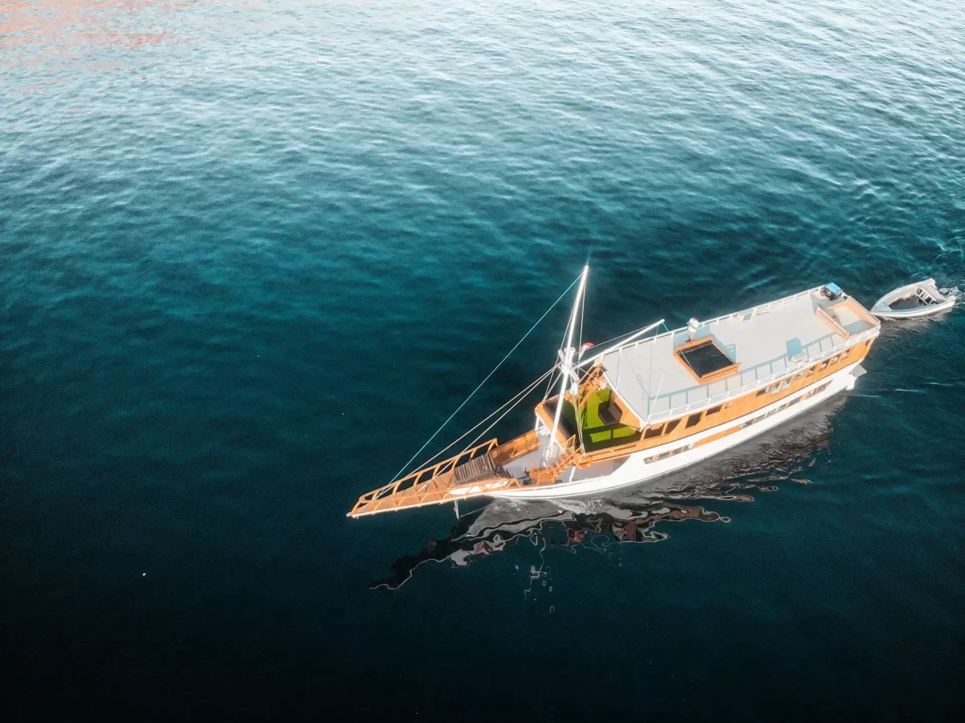 Yukai Deluxe Phinisi Sailing Komodo Tour