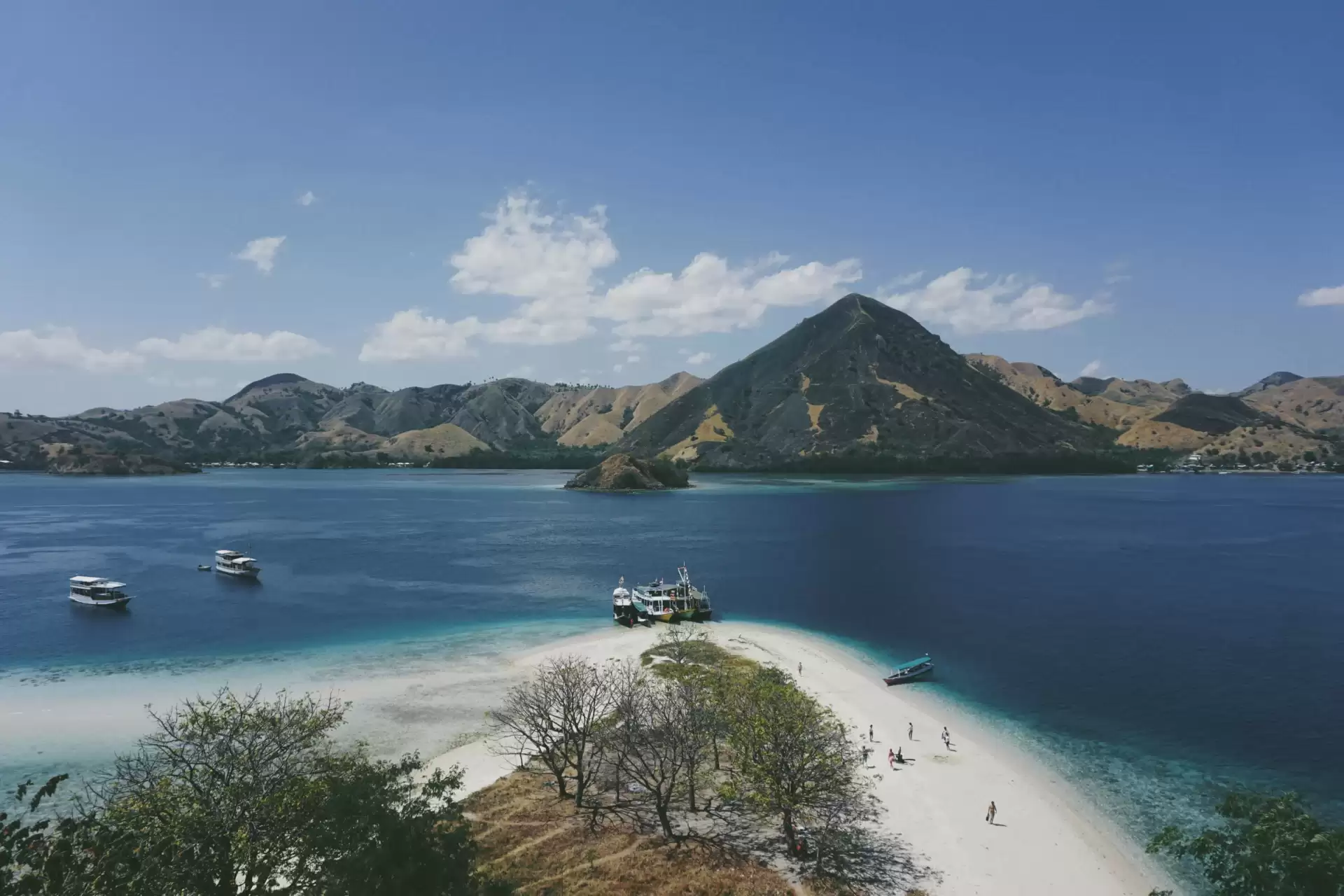 Yukai Deluxe Phinisi Sailing Komodo Tour