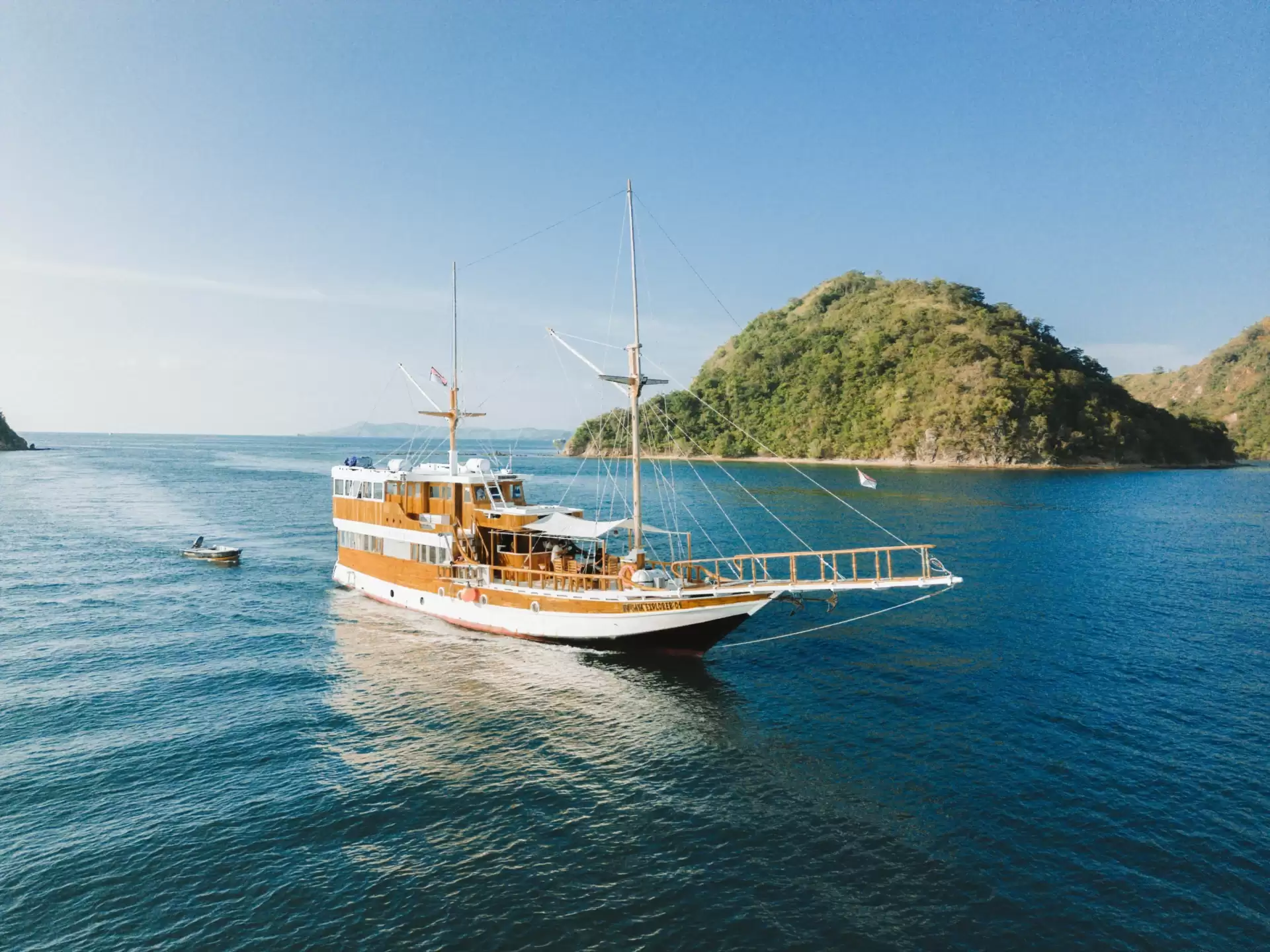 NK Jaya 1 Deluxe Phinisi Sailing Komodo Tour