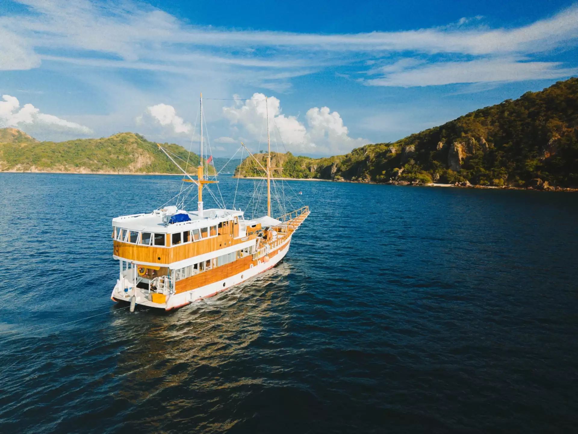 NK Jaya 1 Deluxe Phinisi Sailing Komodo Tour