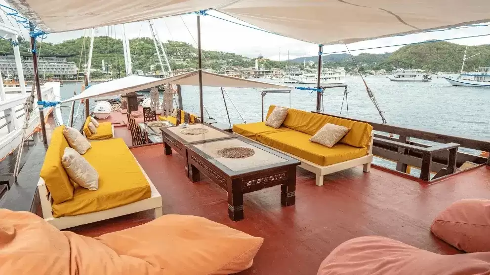 Alfathran Deluxe Phinisi Sailing Komodo Tour