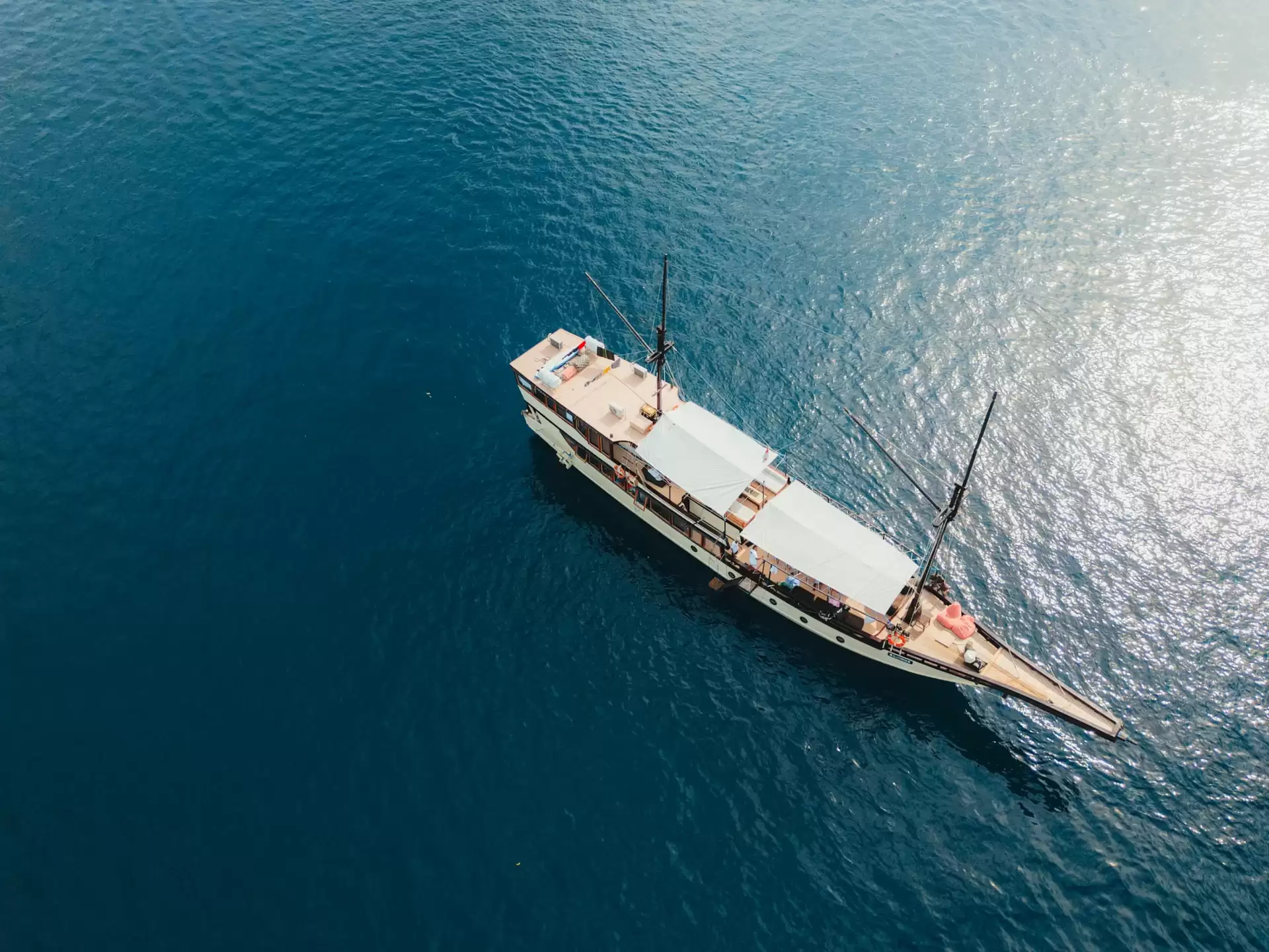 Alfathran Deluxe Phinisi Sailing Komodo Tour