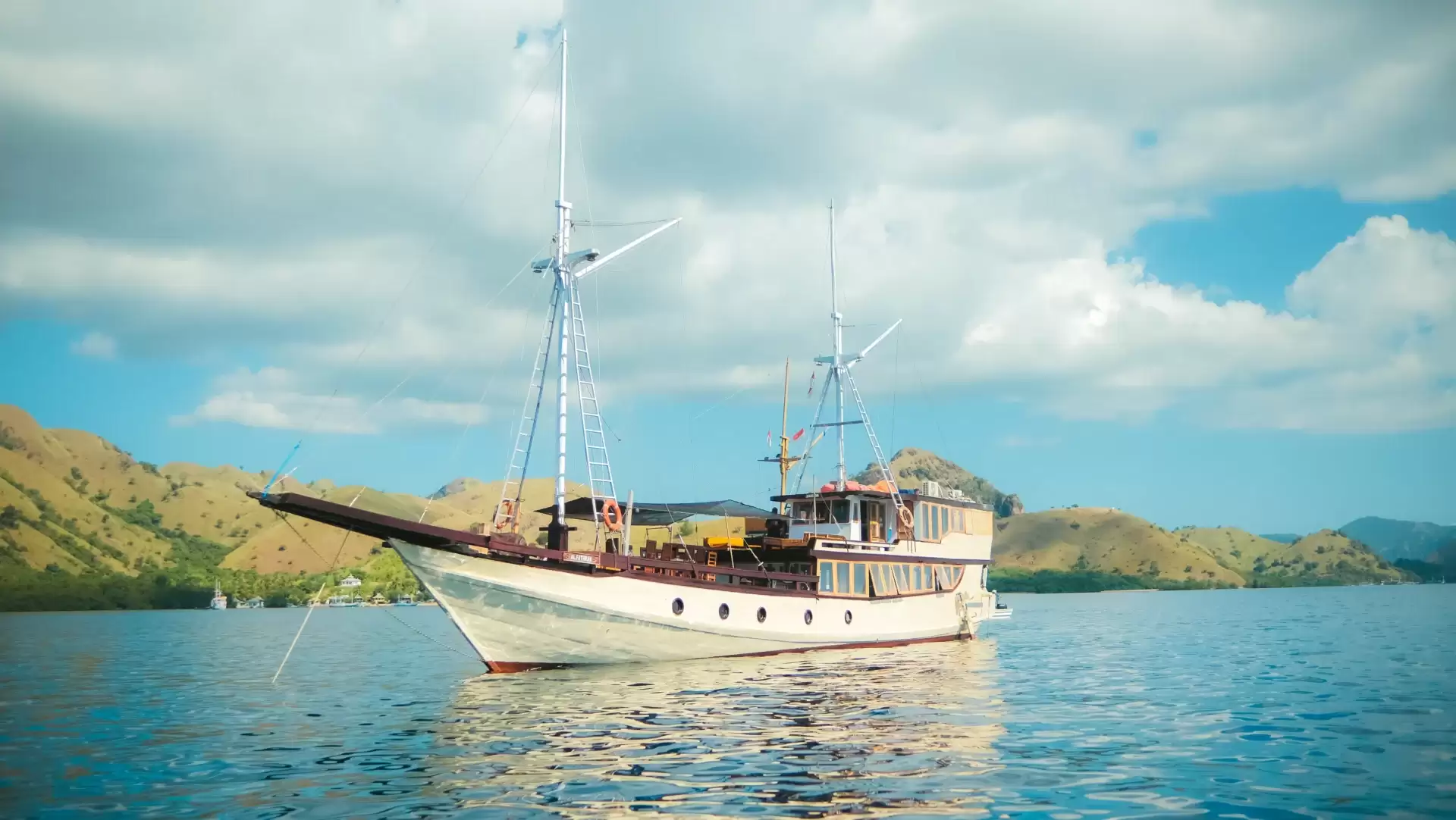 Alfathran Deluxe Phinisi Sailing Komodo Tour