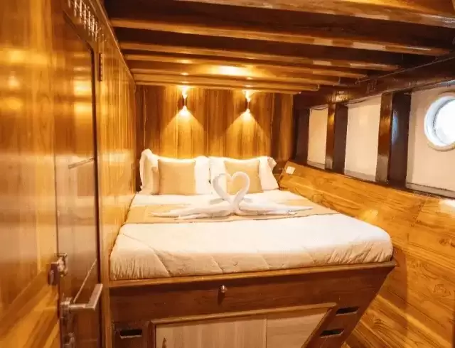 Alfathran Deluxe Phinisi Sailing Komodo Tour