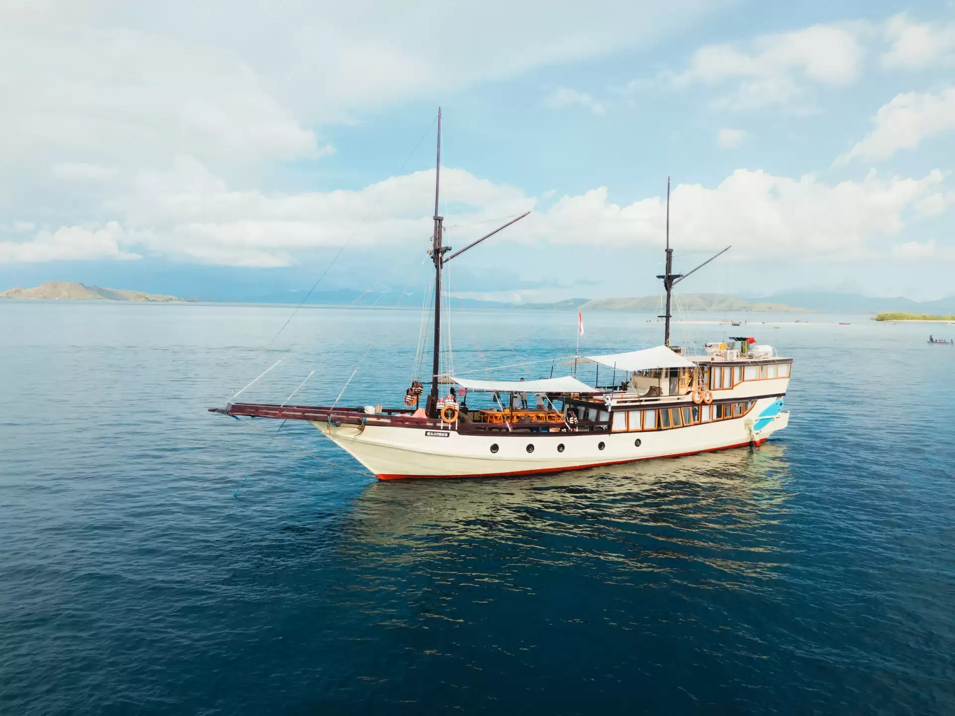 Alfathran Deluxe Phinisi Sailing Komodo Tour