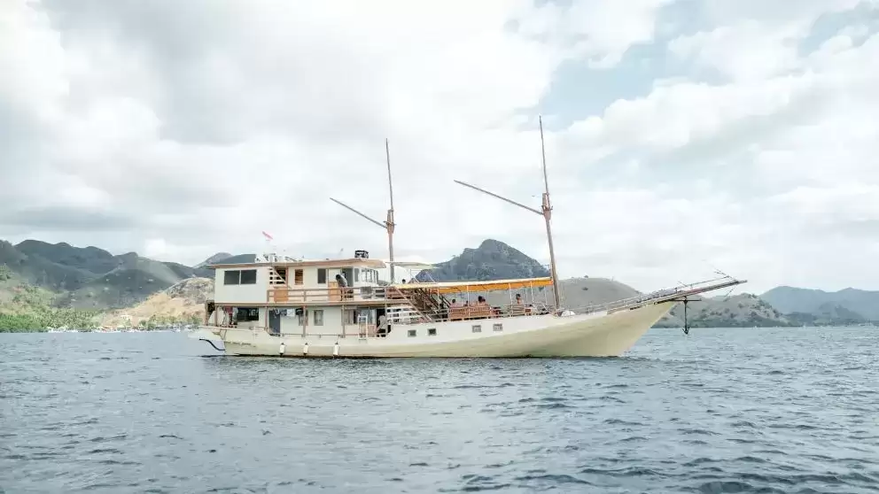 Almadira Sailing Komodo Tour