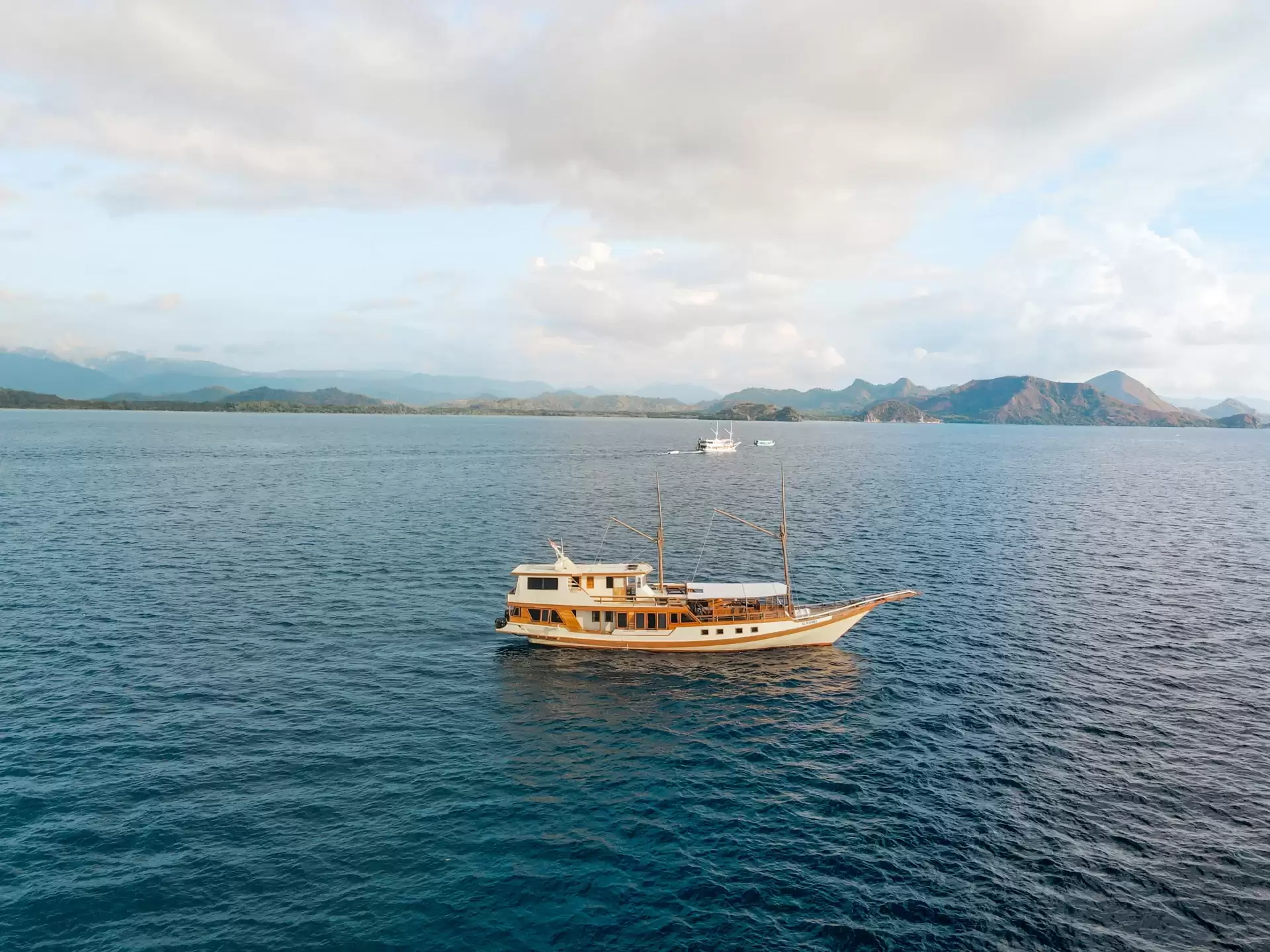 Almadira Sailing Komodo Tour