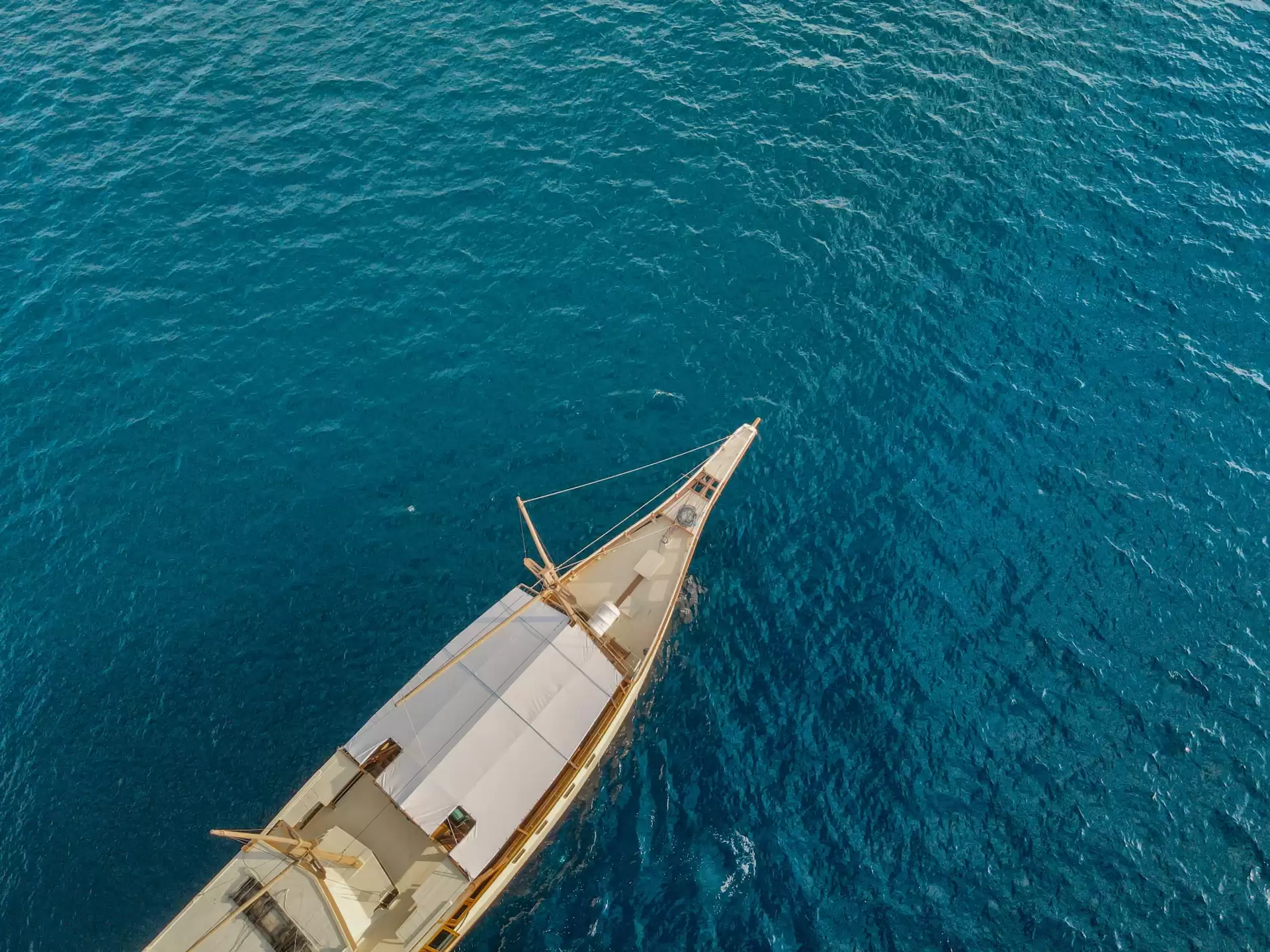 Almadira Sailing Komodo Tour