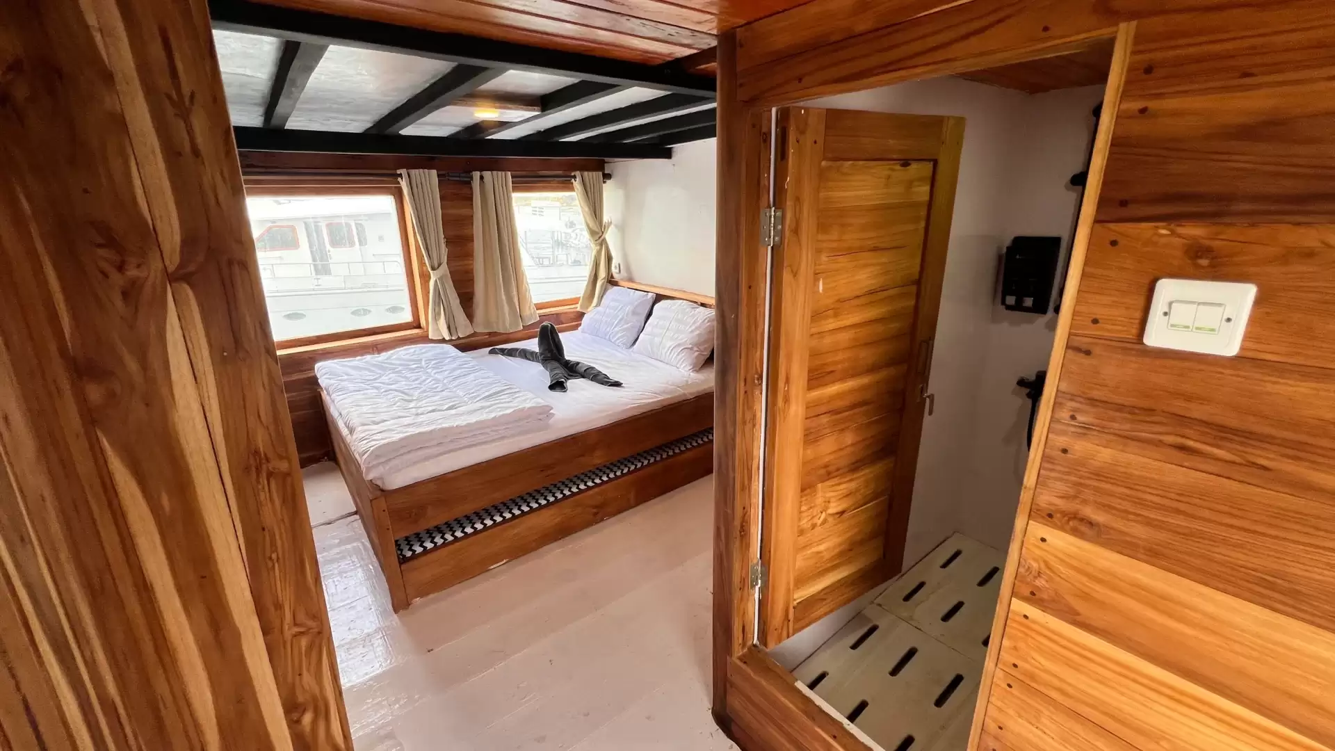 Flores Utama Sailing Komodo Tour