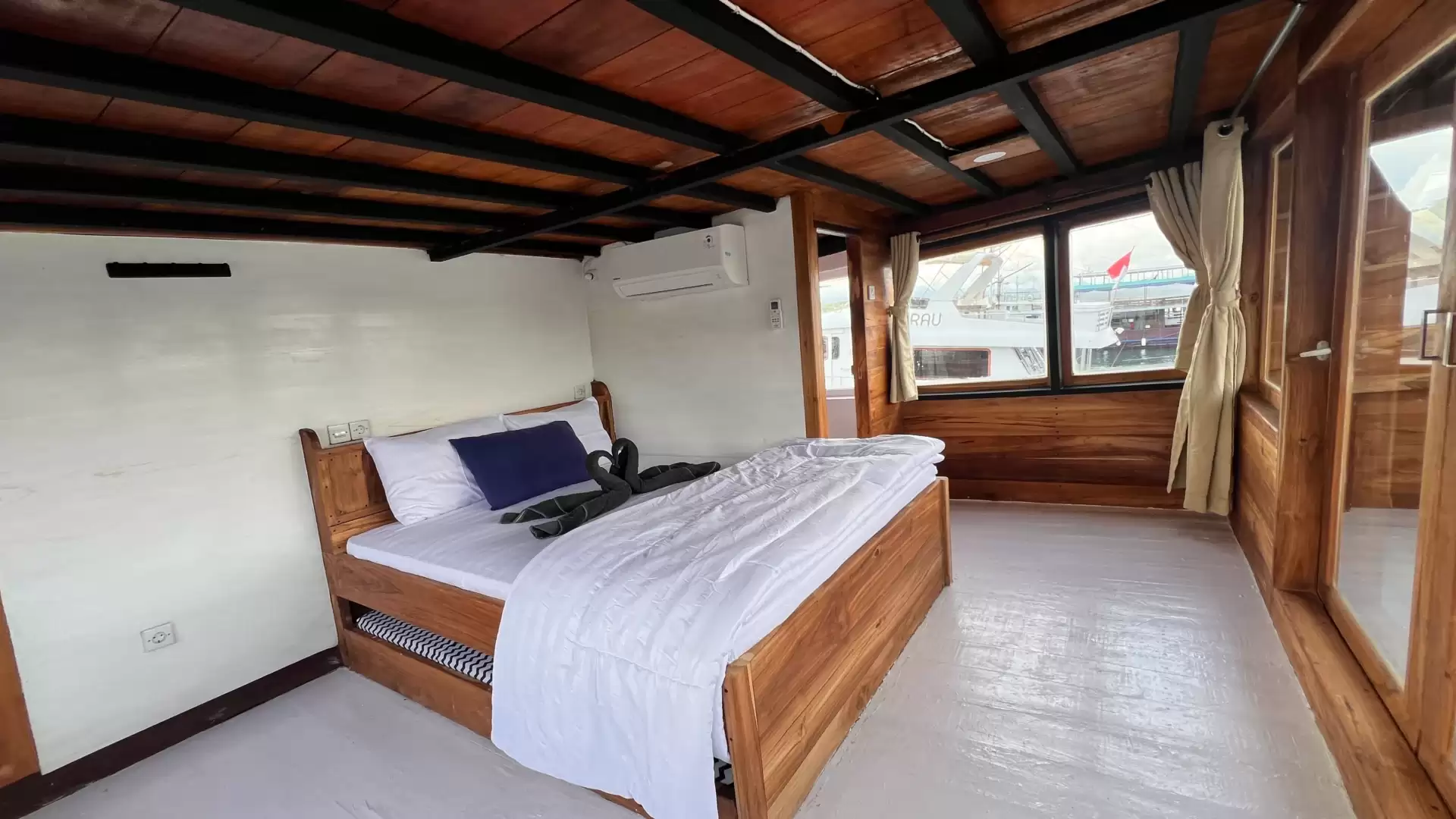 Flores Utama Sailing Komodo Tour