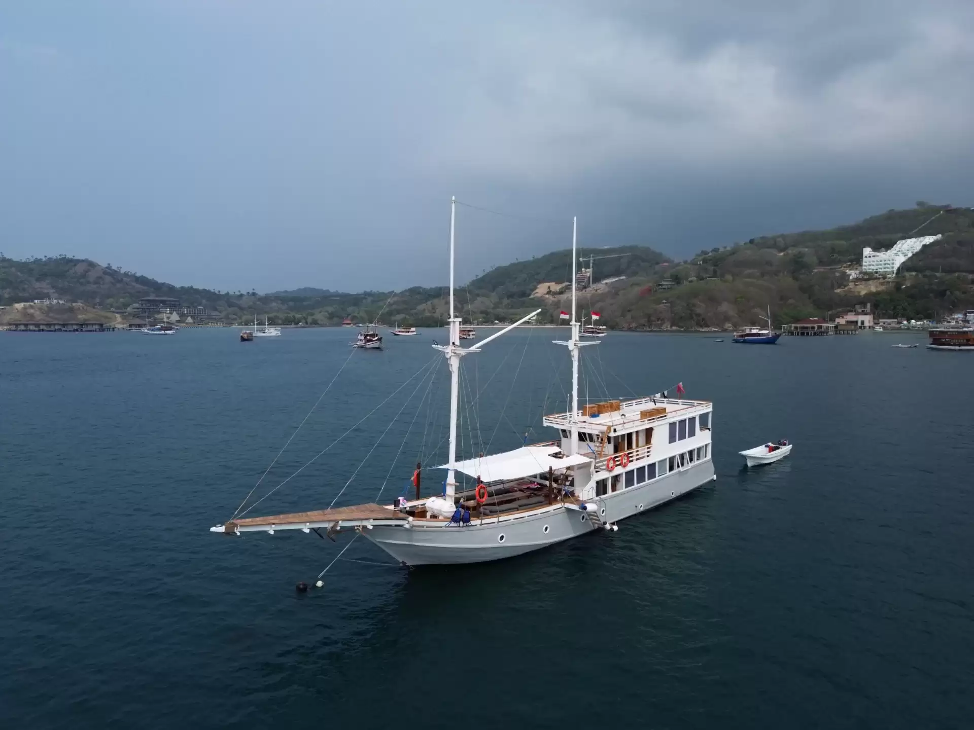 Lanakila Phinisi Sailing Komodo Tour