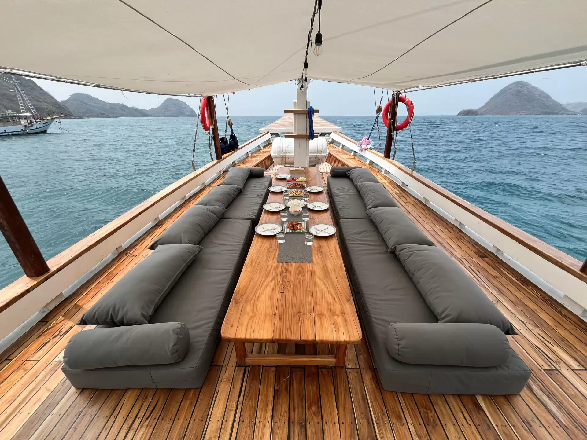 Lanakila Phinisi Sailing Komodo Tour