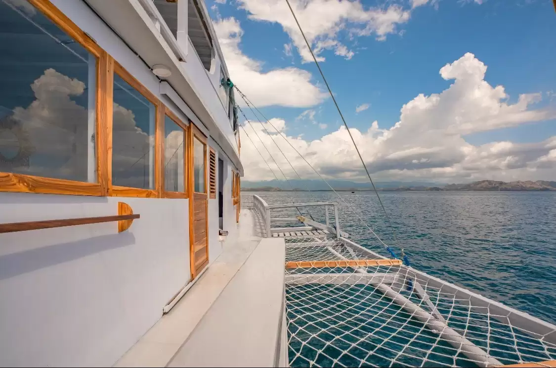 NEW IJC Deluxe Phinisi Sailing Komodo Trip