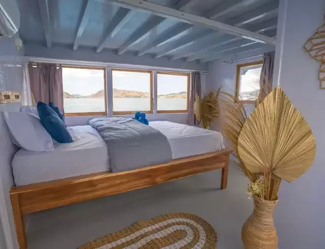 NEW IJC Deluxe Phinisi Sailing Komodo Trip