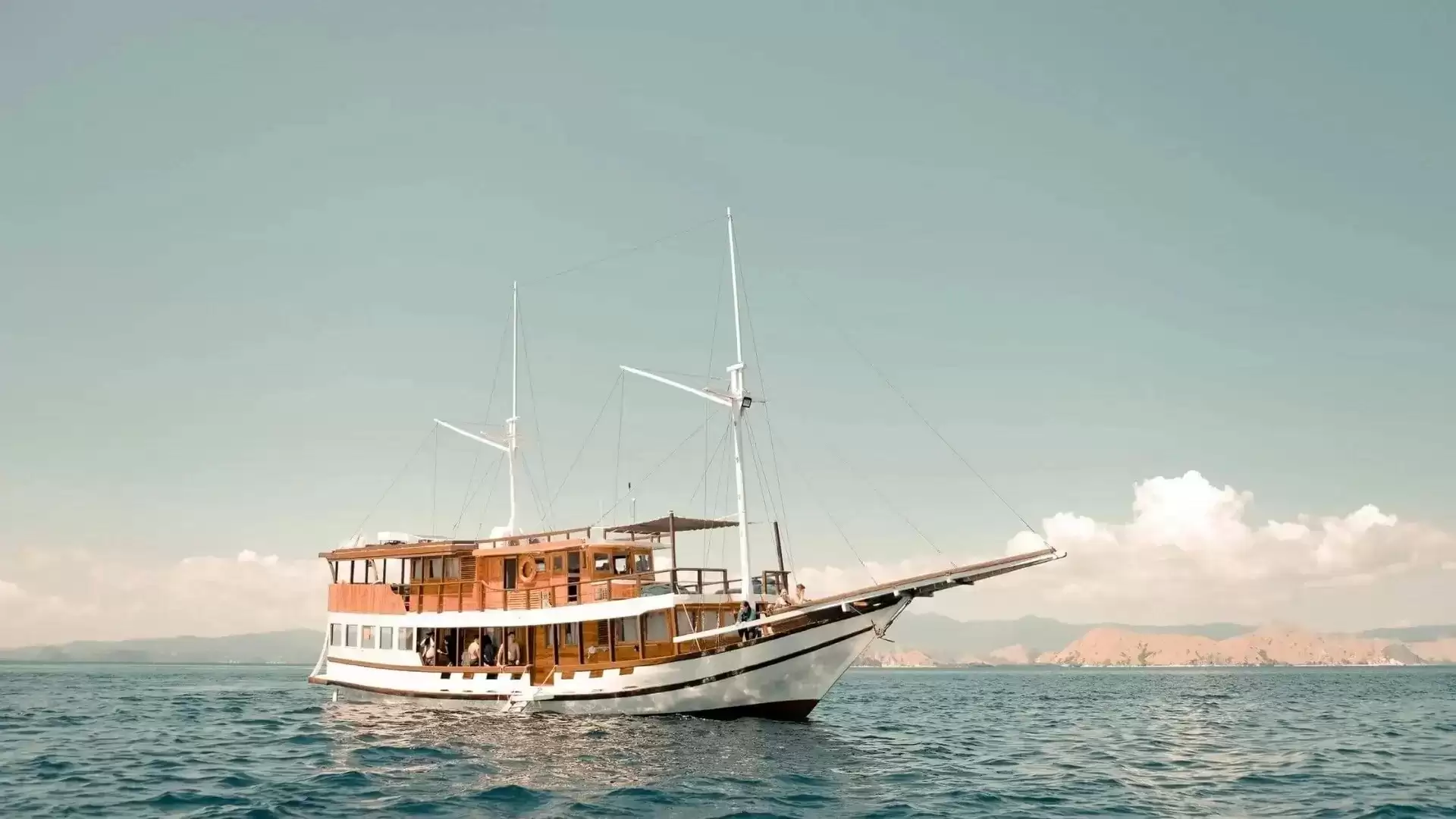 Amore Deluxe Phinisi Sailing Komodo Trip