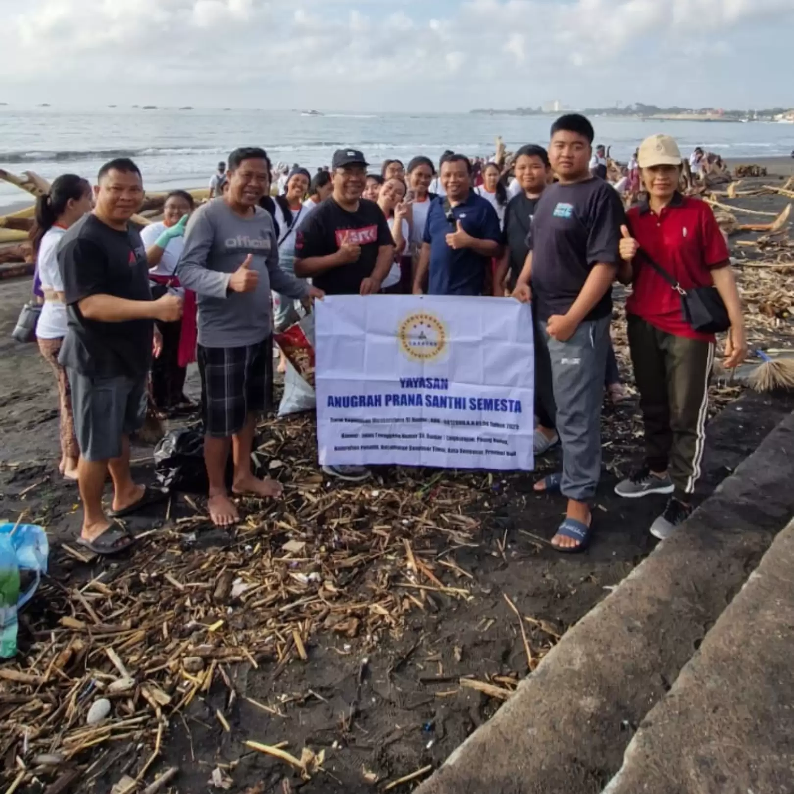 Yayasan Ananta Ajak Generasi Muda Bersihkan Pantai Padang Galak