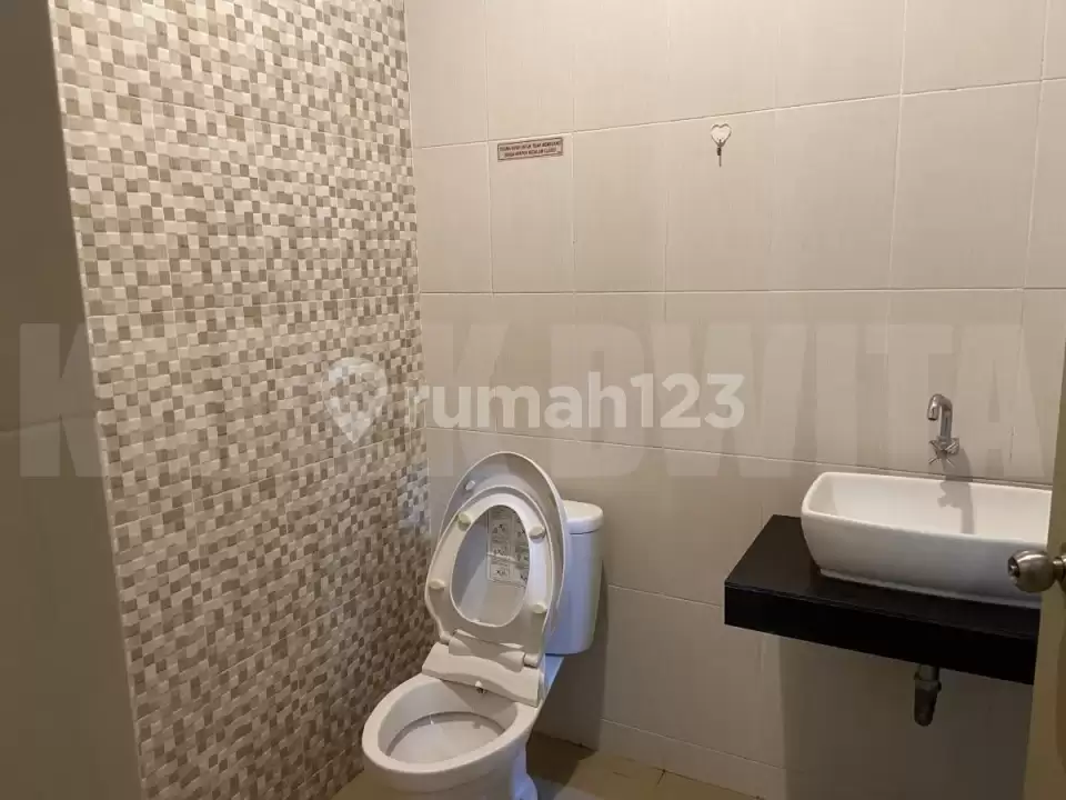 Dijual Kos/Apartemen Elite 3 Lantai di Jalan Raya Kuta – Full Furnished & SHM
