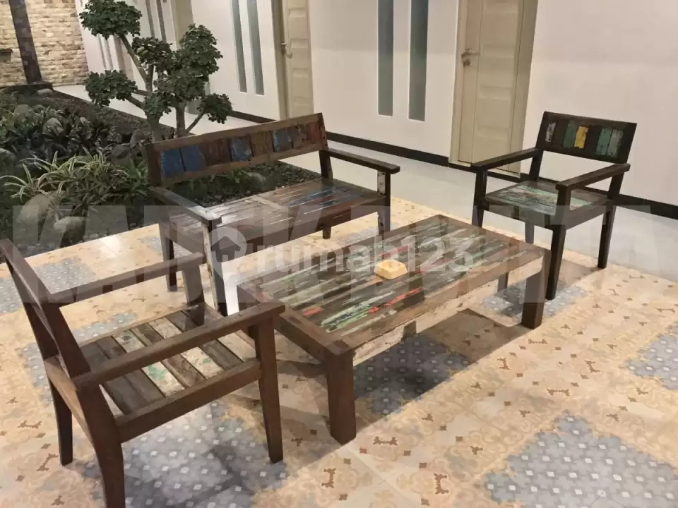 Dijual Kos/Apartemen Elite 3 Lantai di Jalan Raya Kuta – Full Furnished & SHM
