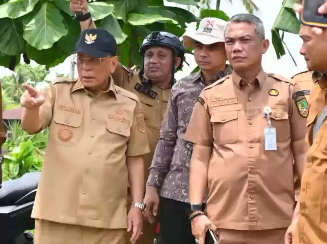 Tinjau 4 Titik Rawan Banjir di Bangko, Bupati Rohil Tegaskan Penanganan Jadi Prioritas Utama