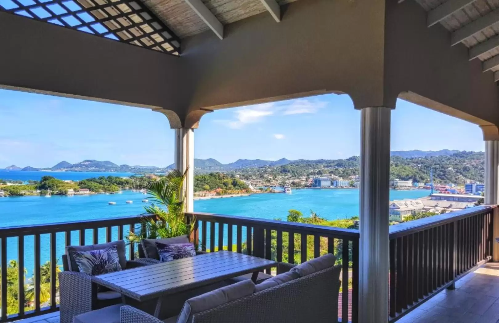 Luxury Clifftop Hotel in Uluwatu – “Ocean Crest Retreat”