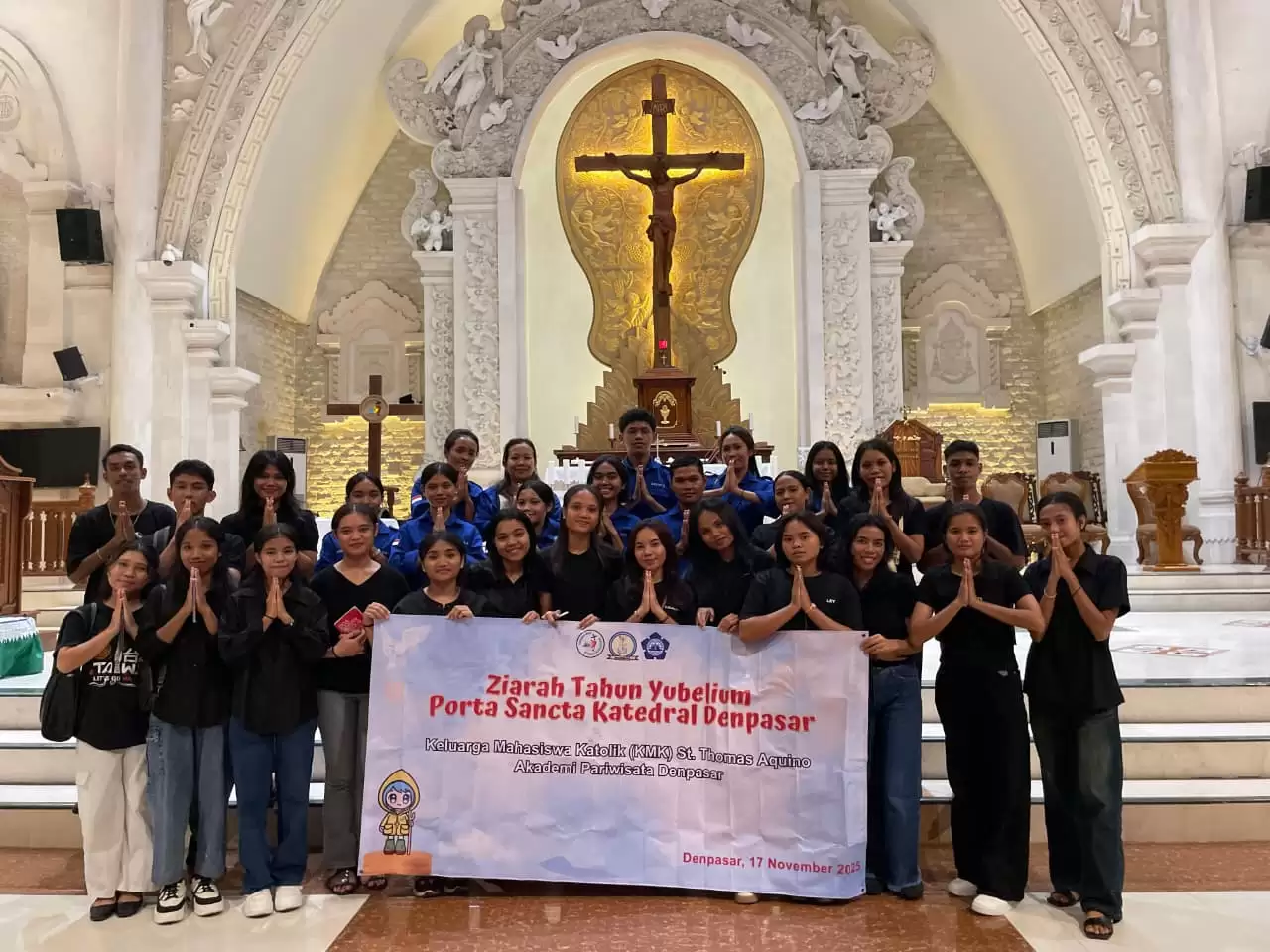 KMK Akademi Pariwisata Denpasar Laksanakan Ziarah Tahun Yubileum ke Porta Santa Katedral Denpasar