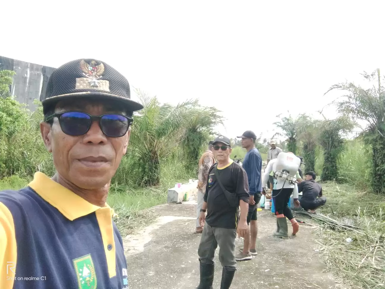 Kepala Dusun dan Warga Gelar Gotong Royong di TPU Bagan Punak Meranti