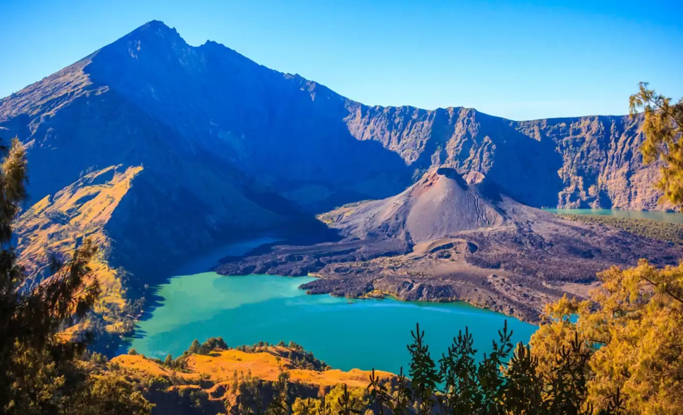Mount Rinjani Trekking 3 Days 2 Nights – Summit, Crater Lake & Hot Springs