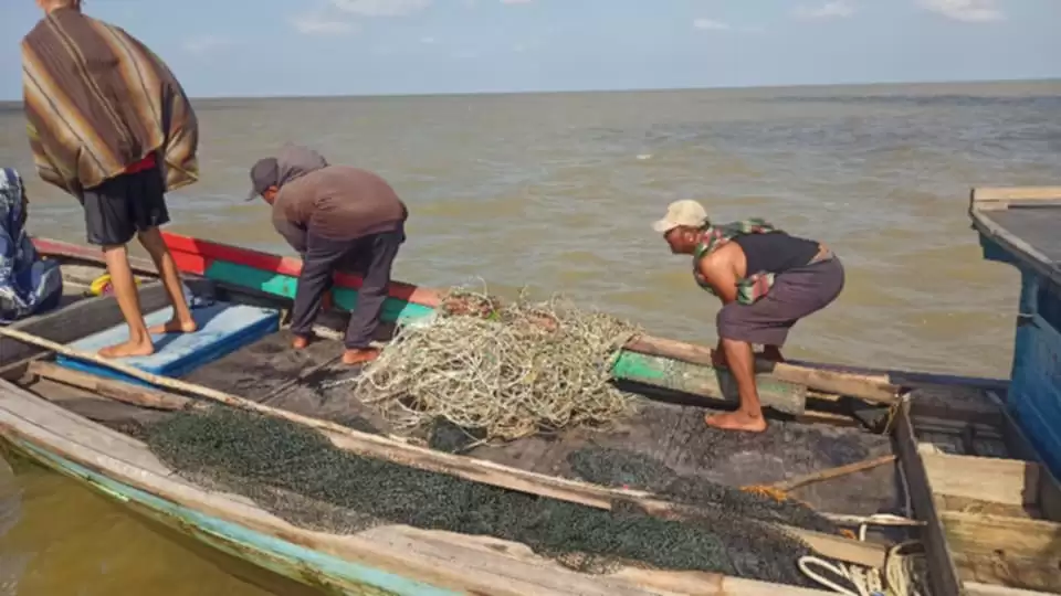 BREAKING NEWS: Nelayan Hilang di Perairan Bagansiapiapi, Kapal Ditemukan Rusak di Laut Parit Aman, Dua Orang Masih Dicari
