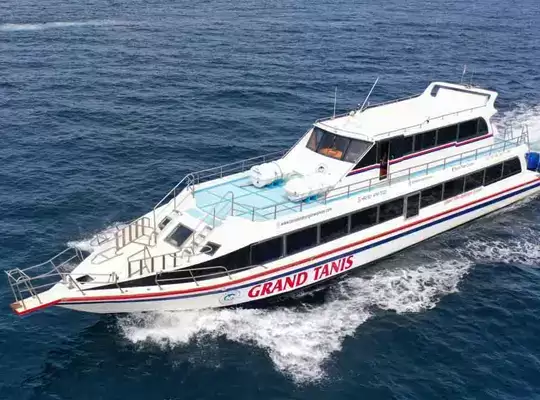 Fastboat Nusa Penida dengan kapal yang dilengkapi life jacket