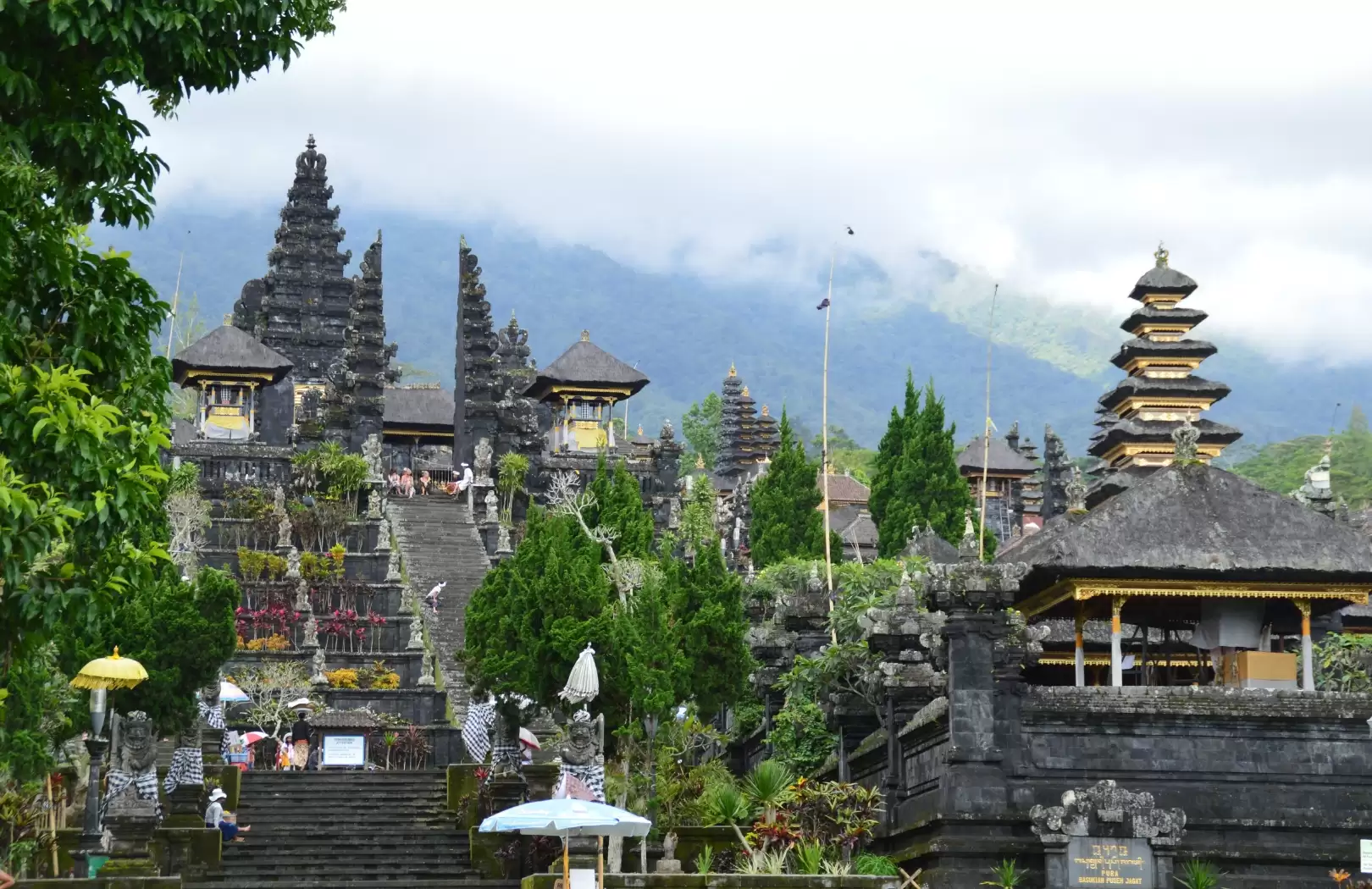 Temples iconiques (Besakih, Ulun Danu, Tanah Lot, Tirta Empul)
